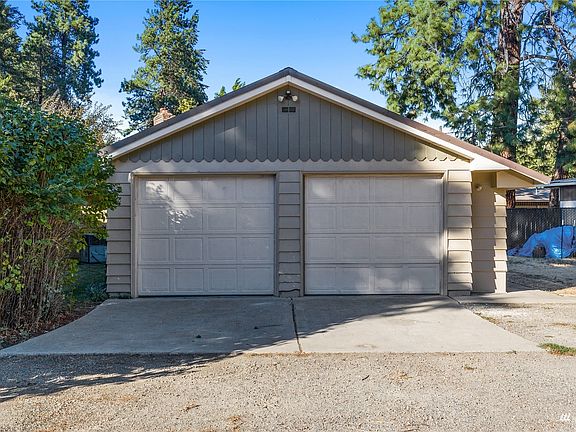 BIG Attached garage with hobby room & work space! Alley access & off street parking.>