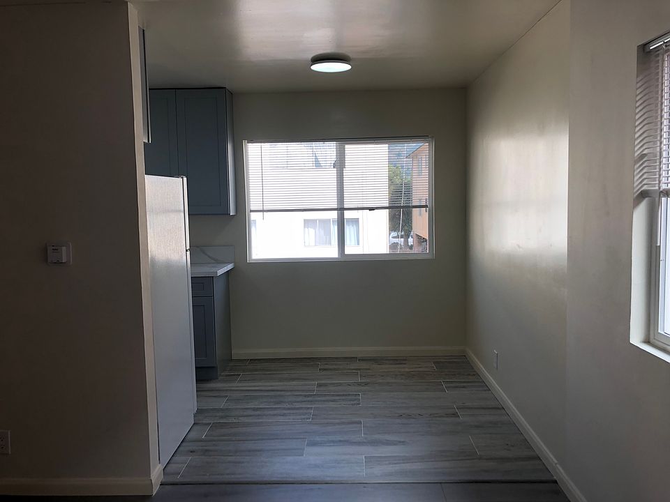 Eating area by kitchen