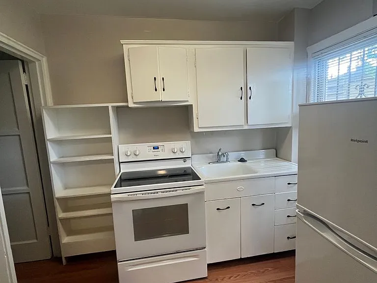 409 Laverne Ave — Photo 5