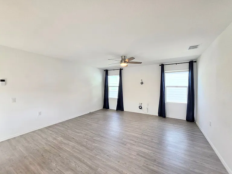 1031 Magrum Way — Photo 5
