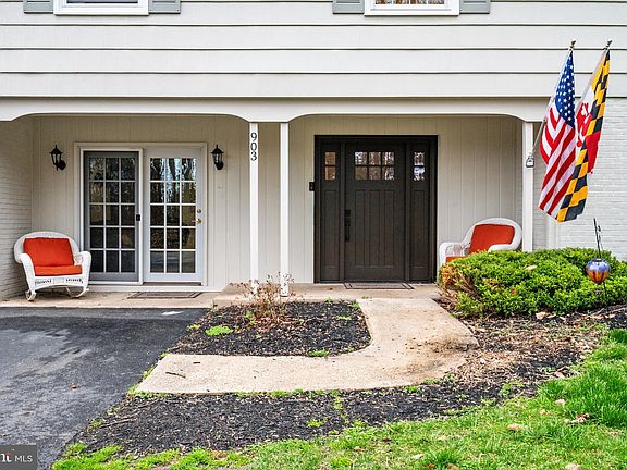 3rd image of 903 Old County Rd