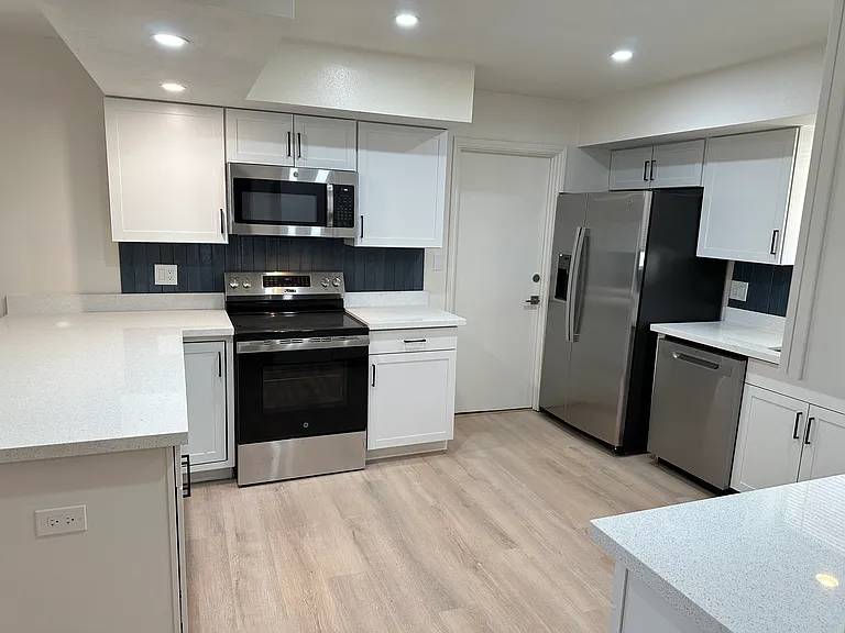 2836 E Cortez St — Photo 5