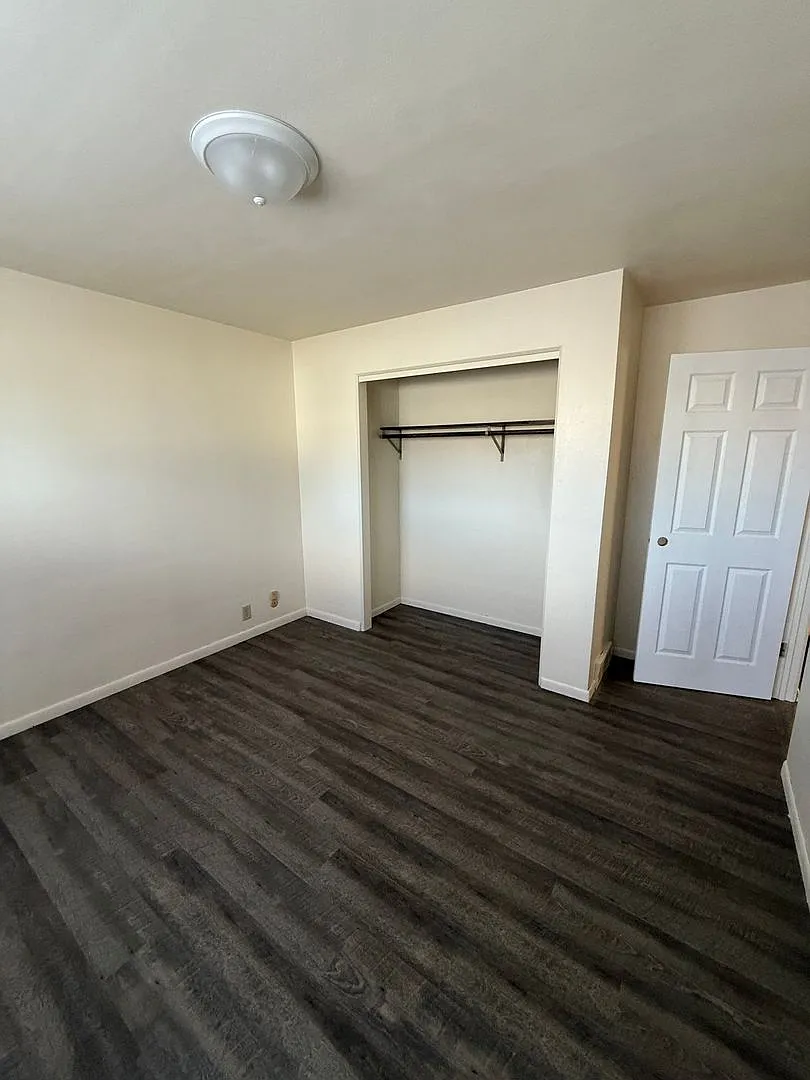 2815 Thomas Dr — Photo 2