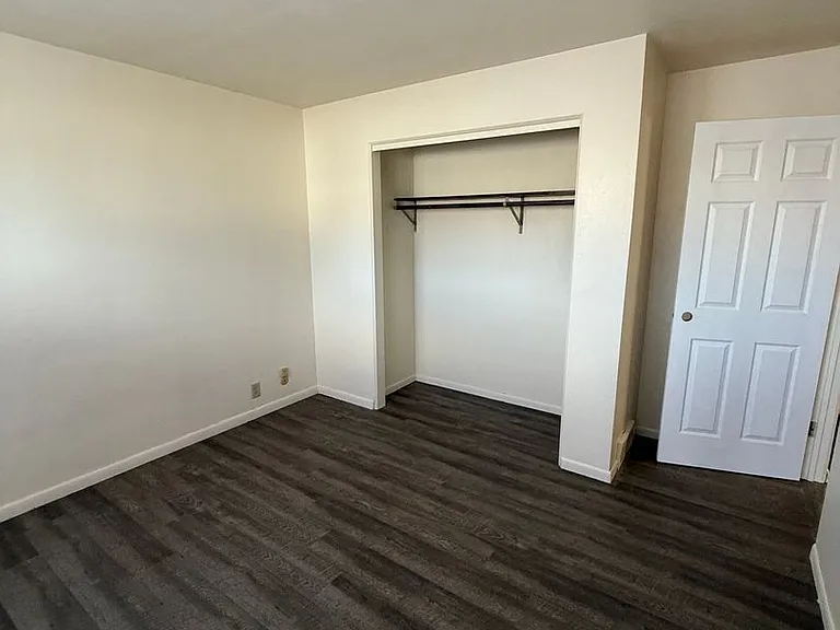 2815 Thomas Dr — Photo 1