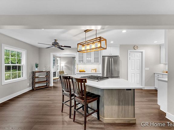 3rd image of 2454 Richards Dr SE
