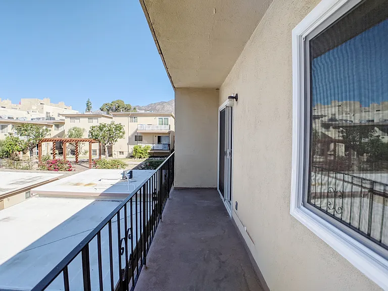 2851 Montrose Ave — Photo 2