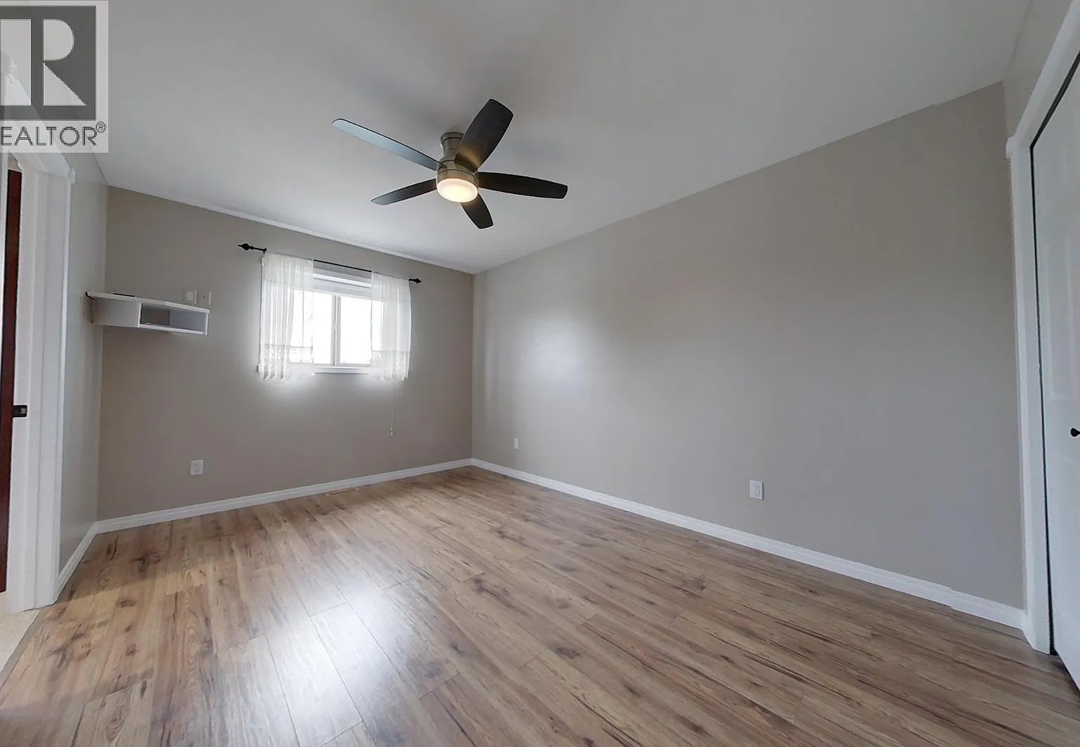 5 bed, 2400 sqft, $3,900 — Photo 4