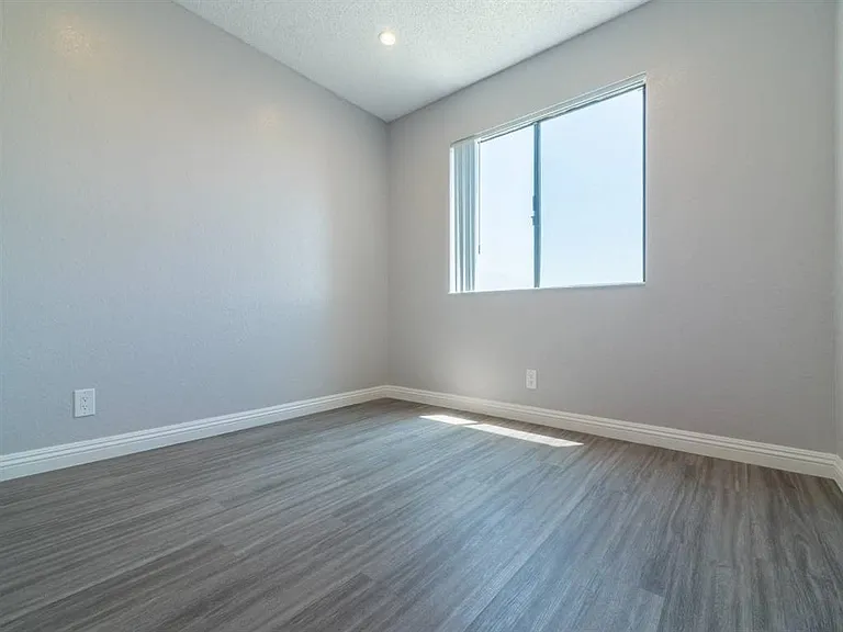 Ascot Park Apartments — Photo 17