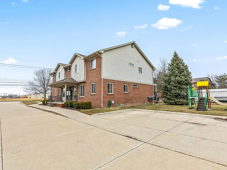 18530 E Forteen Mile Rd — Photo 36