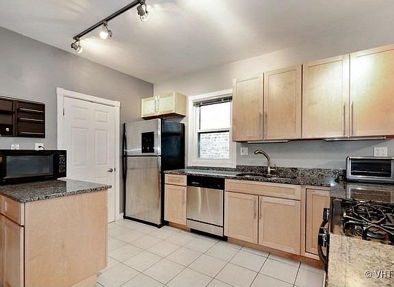5th image of 2915 N Albany Ave #2