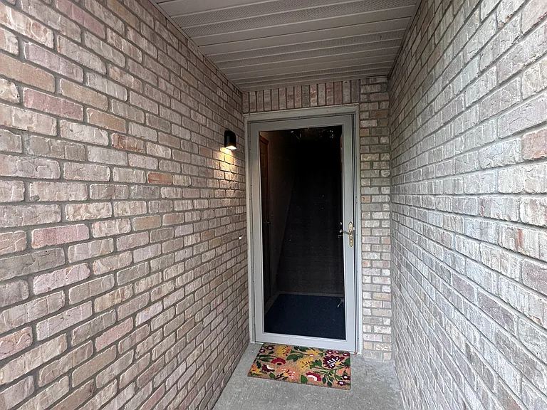 442 Meadowridge Cir — Photo 2