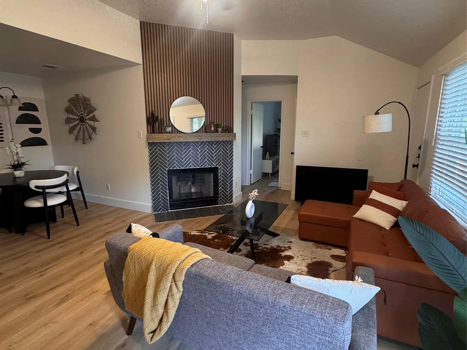 3 bed, 2.0 bath, 1058 sqft, $2,300 — Photo 2