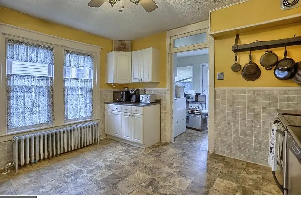 3 bed, 2.0 bath, 1176 sqft, $2,200 — Photo 2