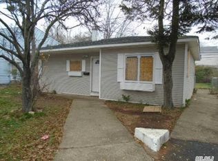 10 Croydon Rd, Amityville, NY 11701