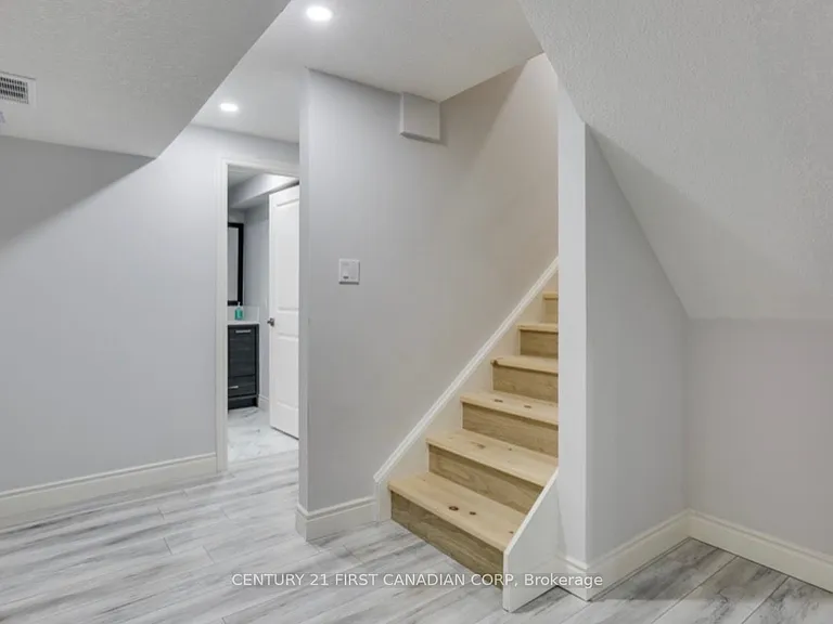 3194 Morgan Ave #LOWER — Photo 2