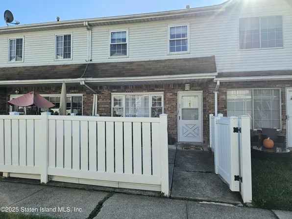 65 Country Dr N #A, Staten Island, NY 10314