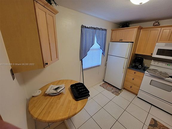 3rd image of 414 SE 10th St APT 406