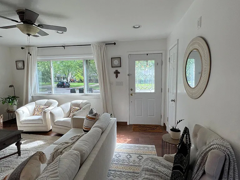 4832 Sidney St — Photo 7