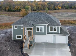 16335 Lolly Ln, Basehor, KS 66007