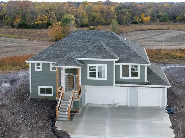 16337 Lois Ln, Basehor, KS 66007