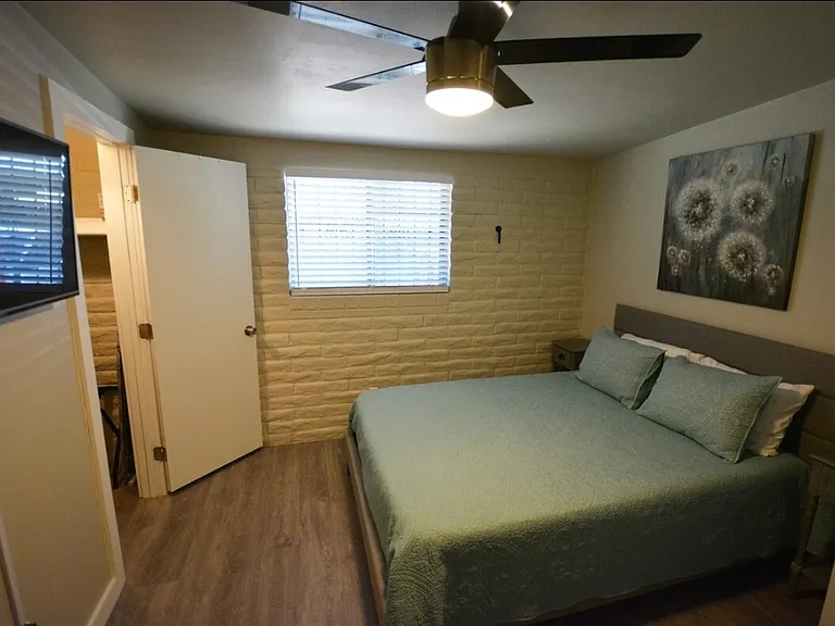 Guest room with queen sized bed