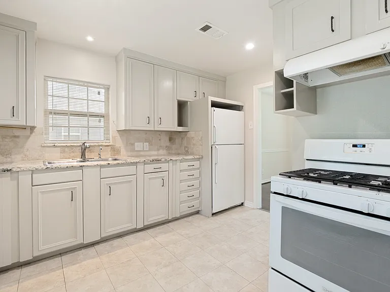 2414 San Medina Ave — Photo 5