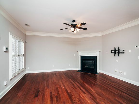 Living room/Mount comes with