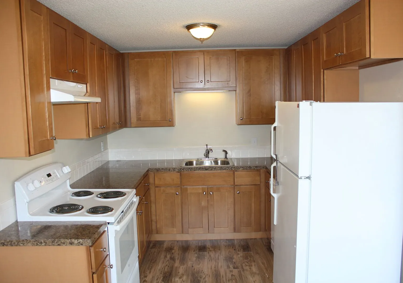 Sunset Manor — Photo 2