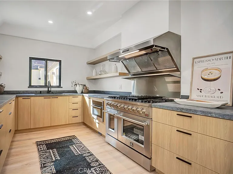 1145 S Longwood Ave — Photo 41