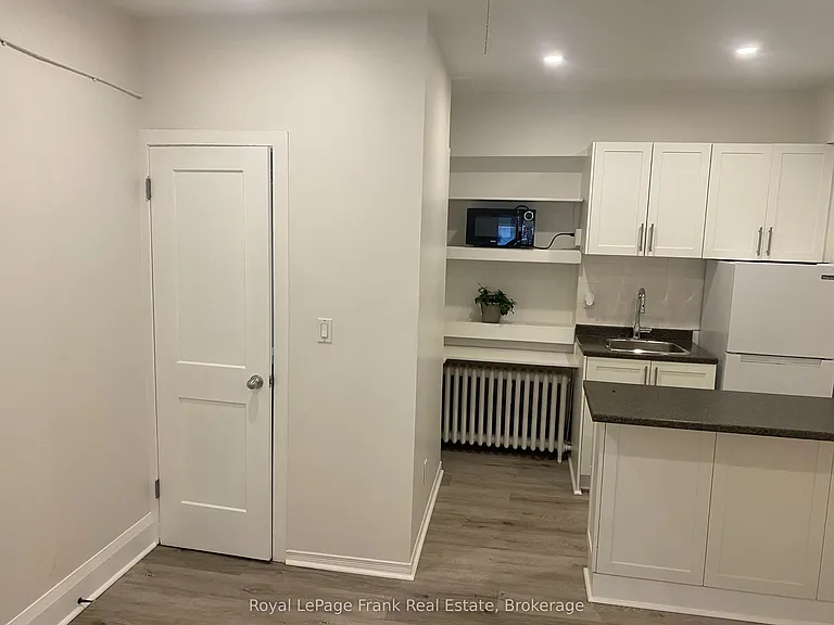 859 Dundas St W #3 — Photo 3
