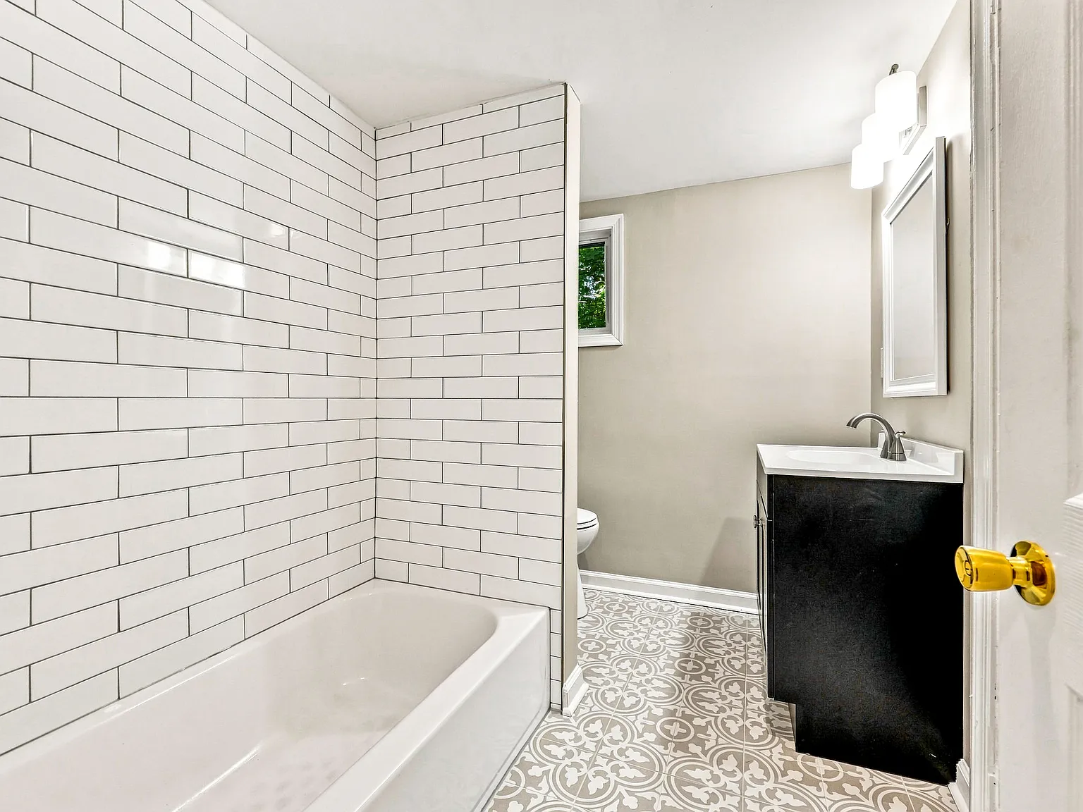 4 bed, 1.5 bath, 2100 sqft, $2,950 — Photo 4