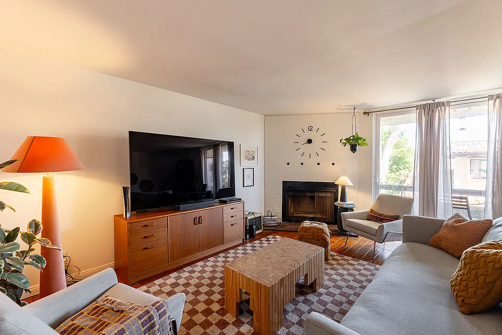 3 bed, 2.5 bath, 1703 sqft, $4,500 — Photo 3