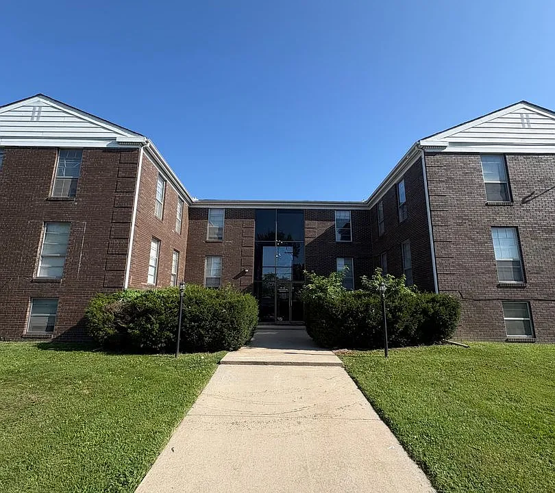 919 W Crestwood Dr