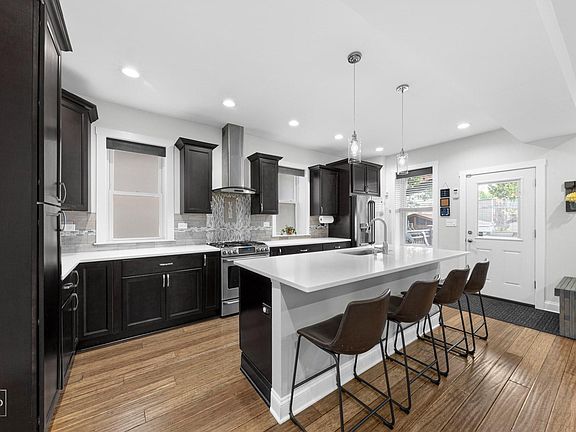 2nd image of 2505 W Ainslie St APT 1