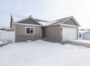 945 N Macaw Ave, East Wenatchee, WA 98802