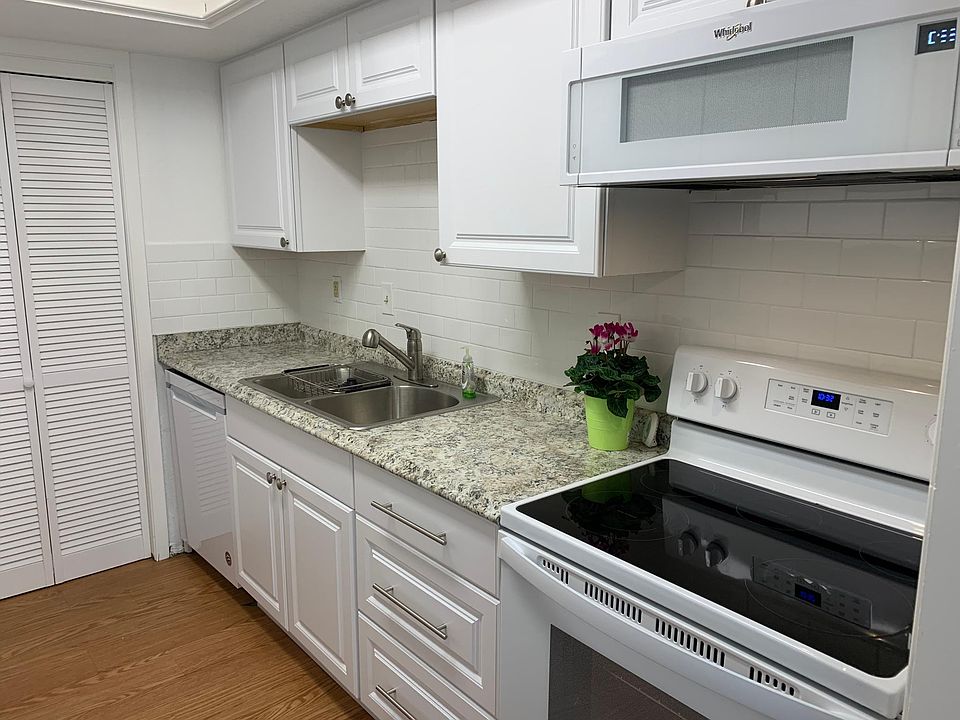 Updated Kitchen with All New Cabinets and Appliances