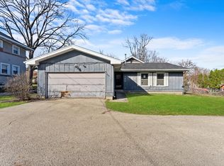160 E Terra Cotta Ave, Crystal Lake, IL 60014