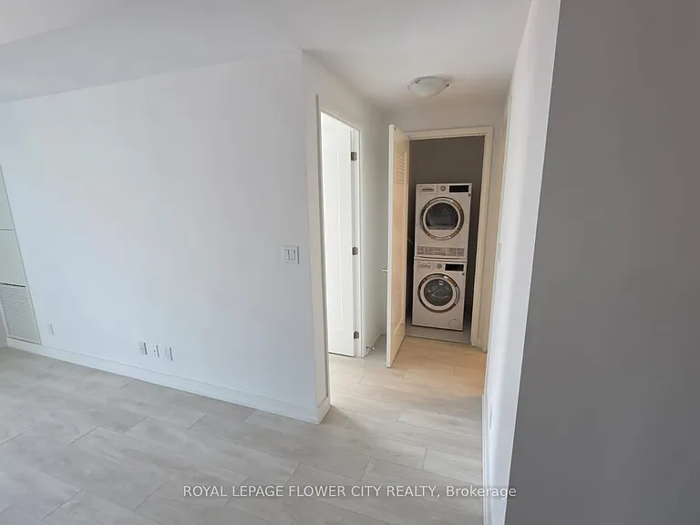 75 James St S #712 — Photo 6