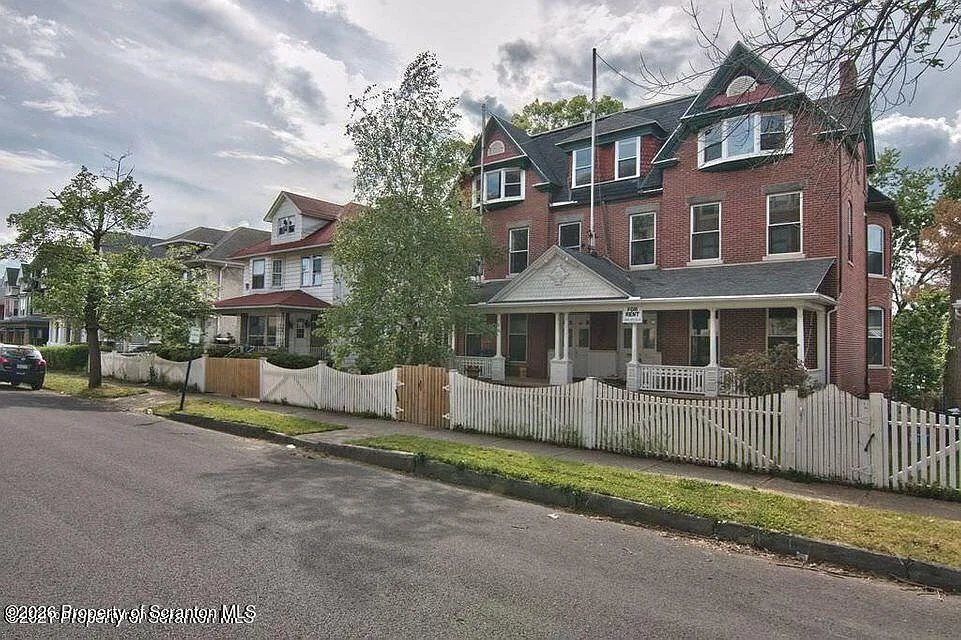 2 bed, 1.0 bath, 800 sqft, $1,250 — Photo 1