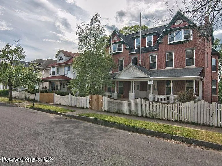 533 Quincy Ave — Photo 1