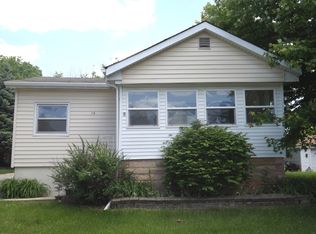 15 Hickory Rd, Oakwood Hills, IL 60013