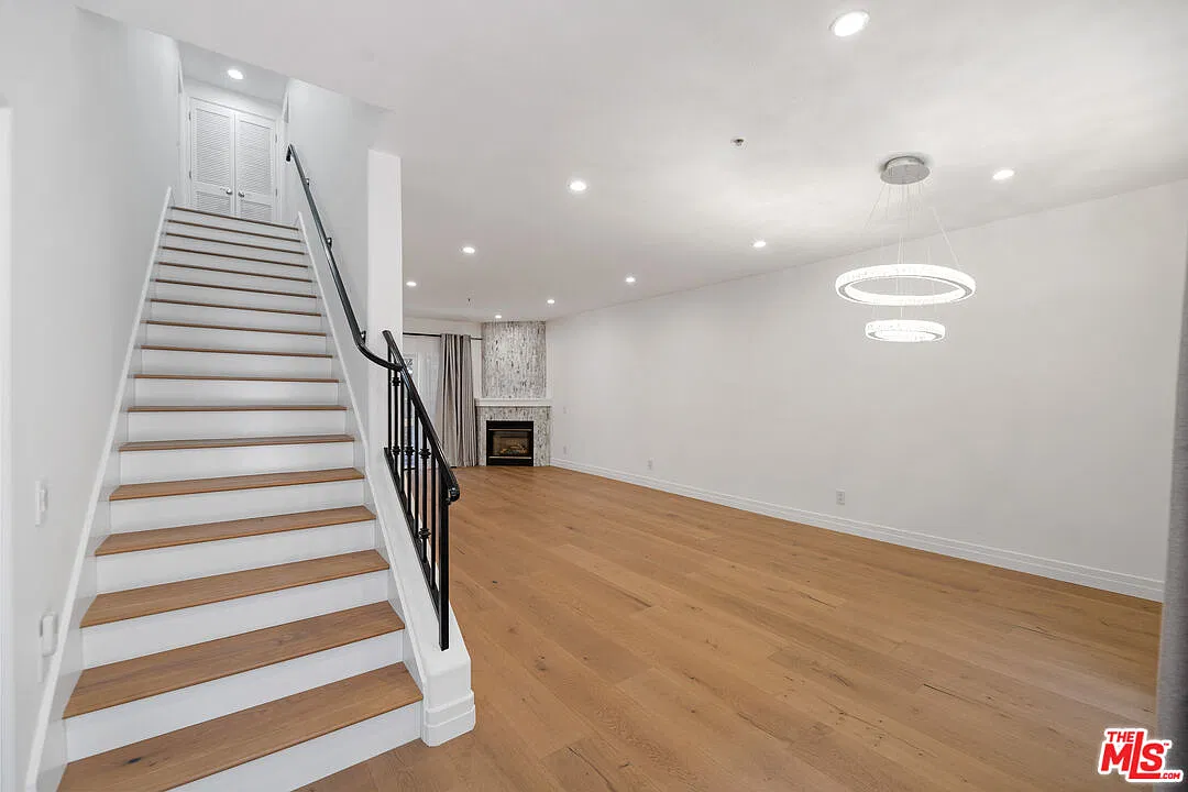 2 bed, 2.5 bath, 1875 sqft, $6,800 — Photo 2
