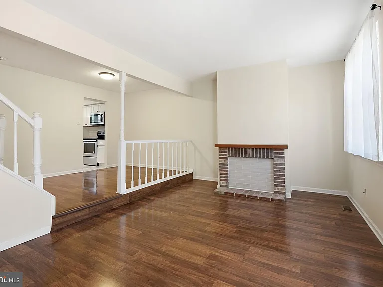 204 Livingston Ct — Photo 13