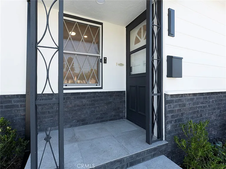 2108 N Pass Ave — Photo 4