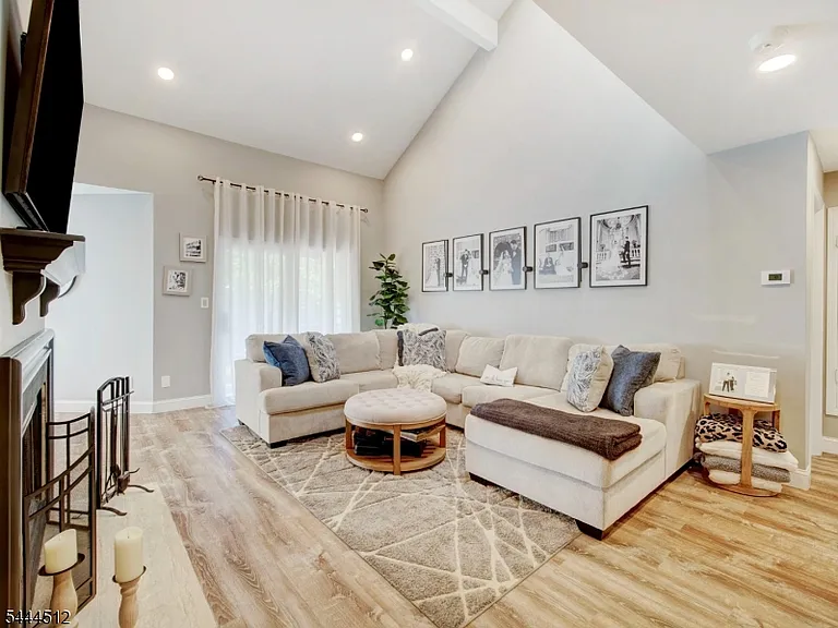 4 Tulip Cres #2B — Photo 5