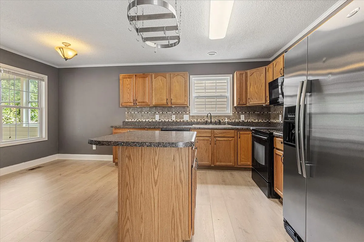3 bed, 1350 sqft, $2,350 — Photo 4