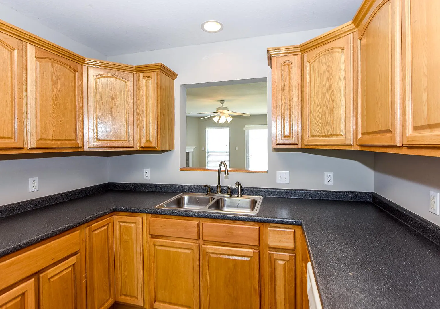 2 bed, 2.5 bath, 1296 sqft, $1,650 — Photo 1