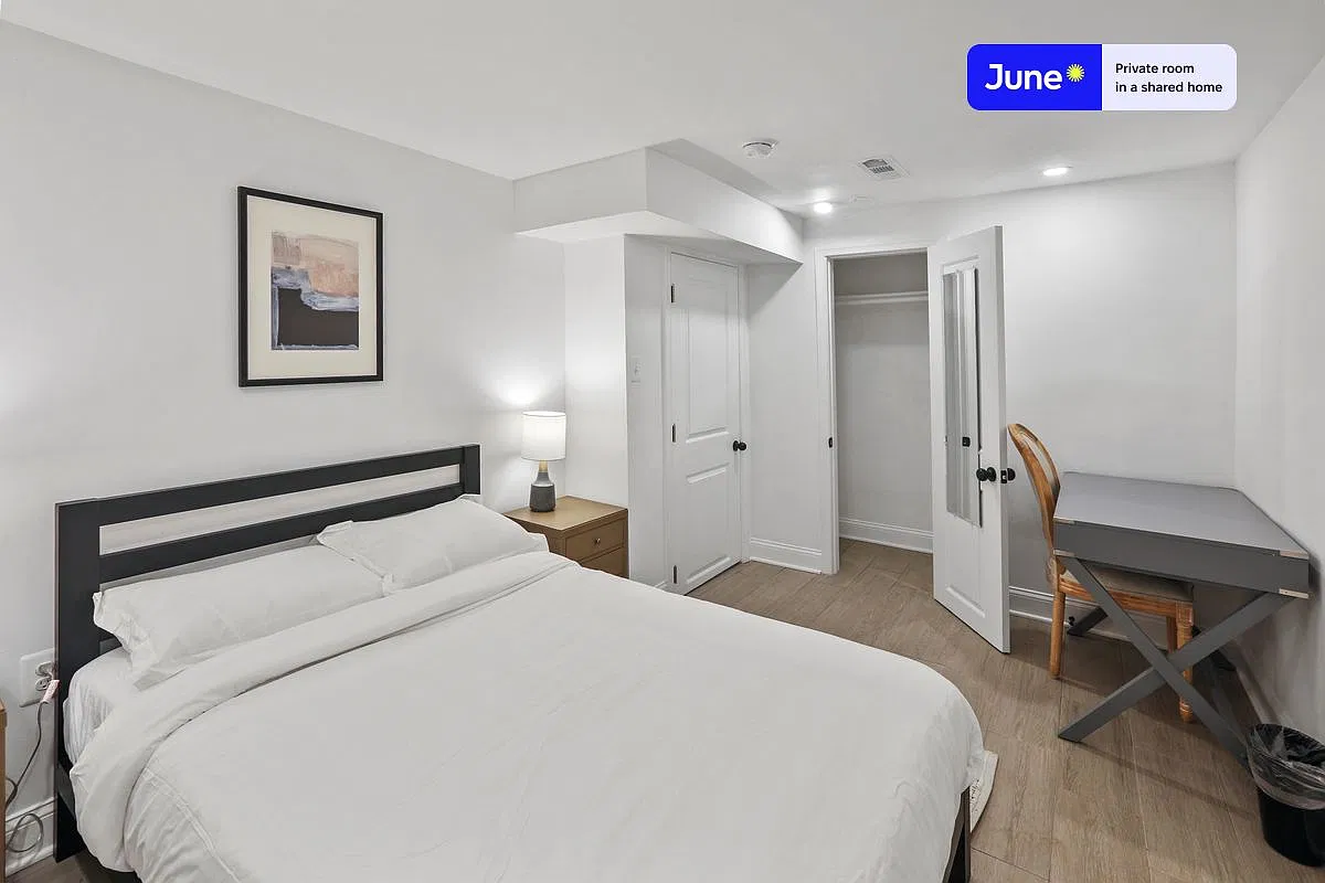 Queen bedroom in 5 bed/3.5 bath home in Upper Central NE #810 D — Photo 1