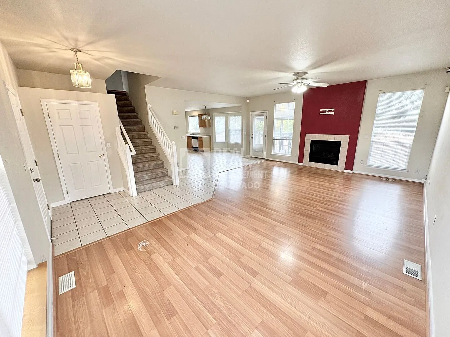 Spacious 4-Bedroom Aurora Home with Finished Basement & Private Deck — Photo 3