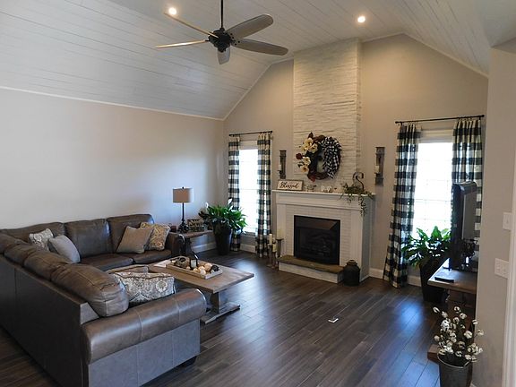 3rd image of 825 Mountain View Dr